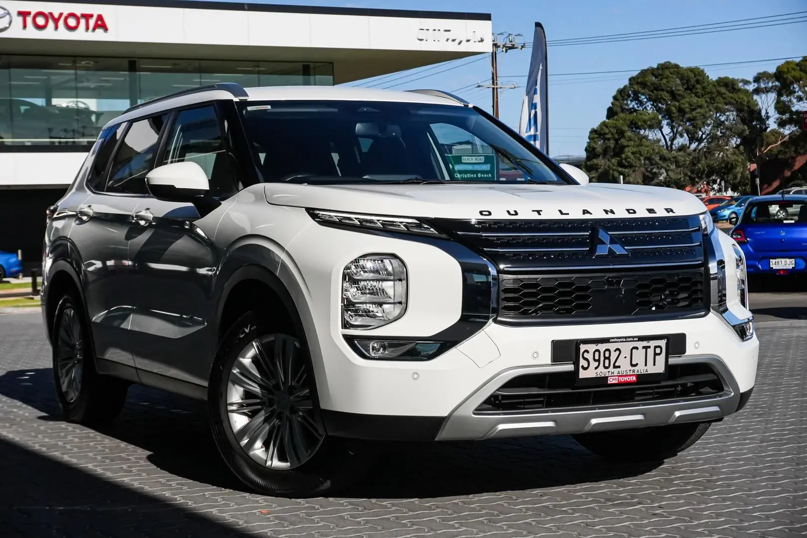 2022 Mitsubishi Outlander Gallery Image 2