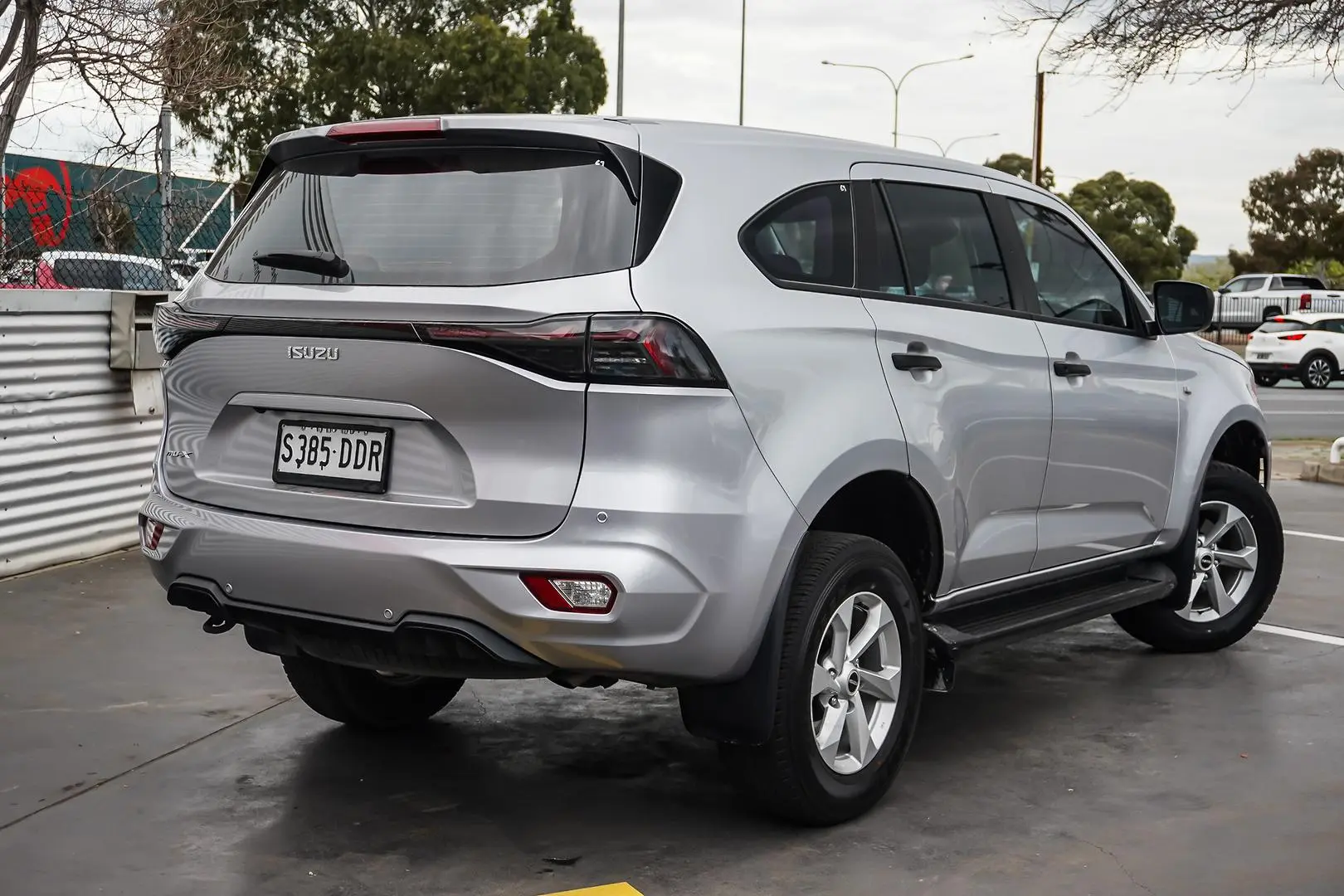 2025 Isuzu MU-X Gallery Image 3