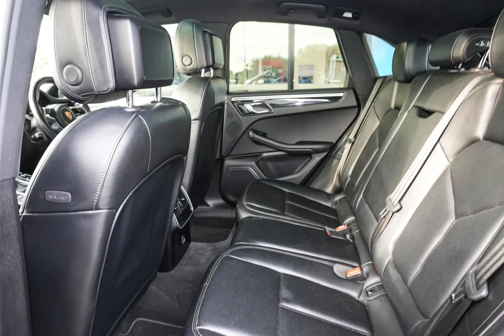 2018 Porsche Macan Gallery Image 8