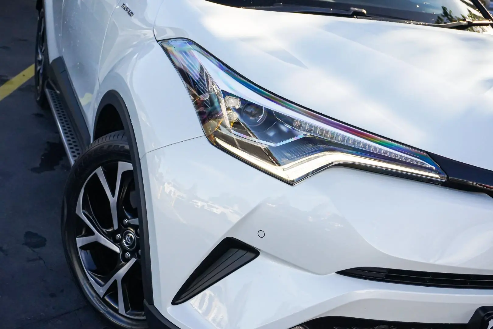 2017 Toyota C-HR Gallery Image 11