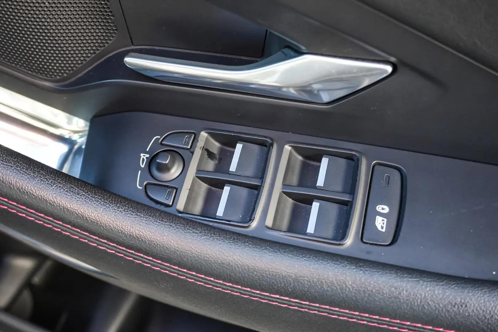 2020 Jaguar E-PACE Gallery Image 18