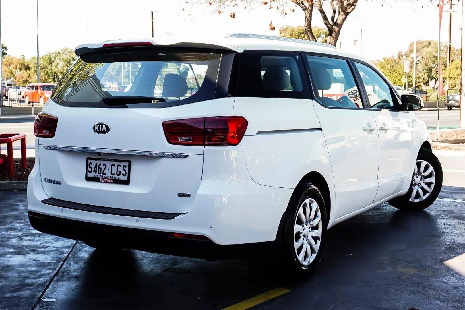 2020 Kia Carnival Gallery Image 2