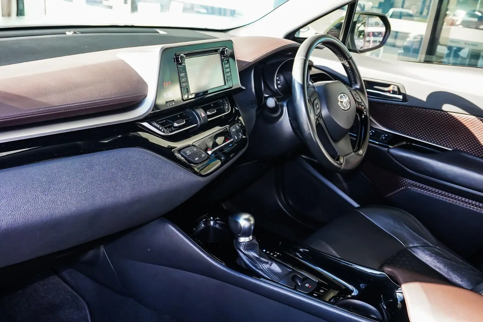 2017 Toyota C-HR Gallery Image 11