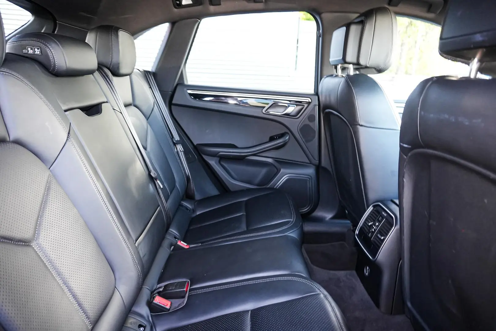 2018 Porsche Macan Gallery Image 9