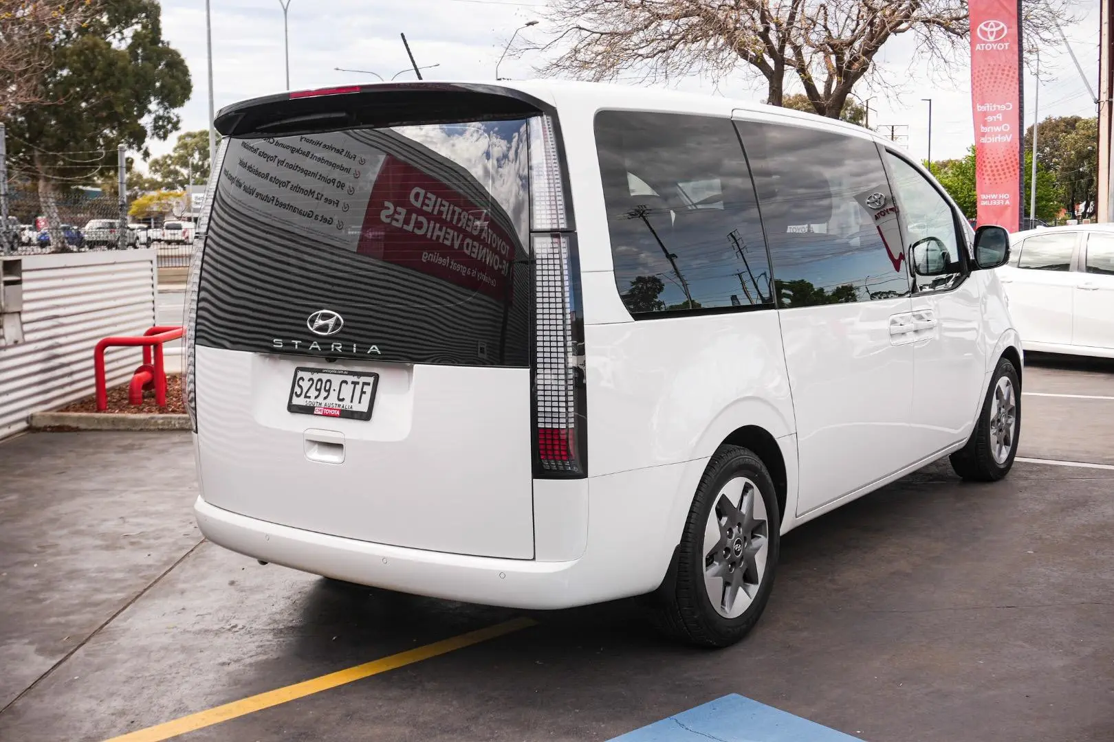 2022 Hyundai STARIA Gallery Image 3