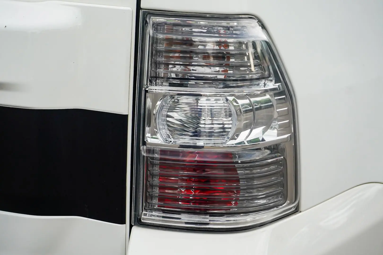 2015 Mitsubishi Pajero Gallery Image 15