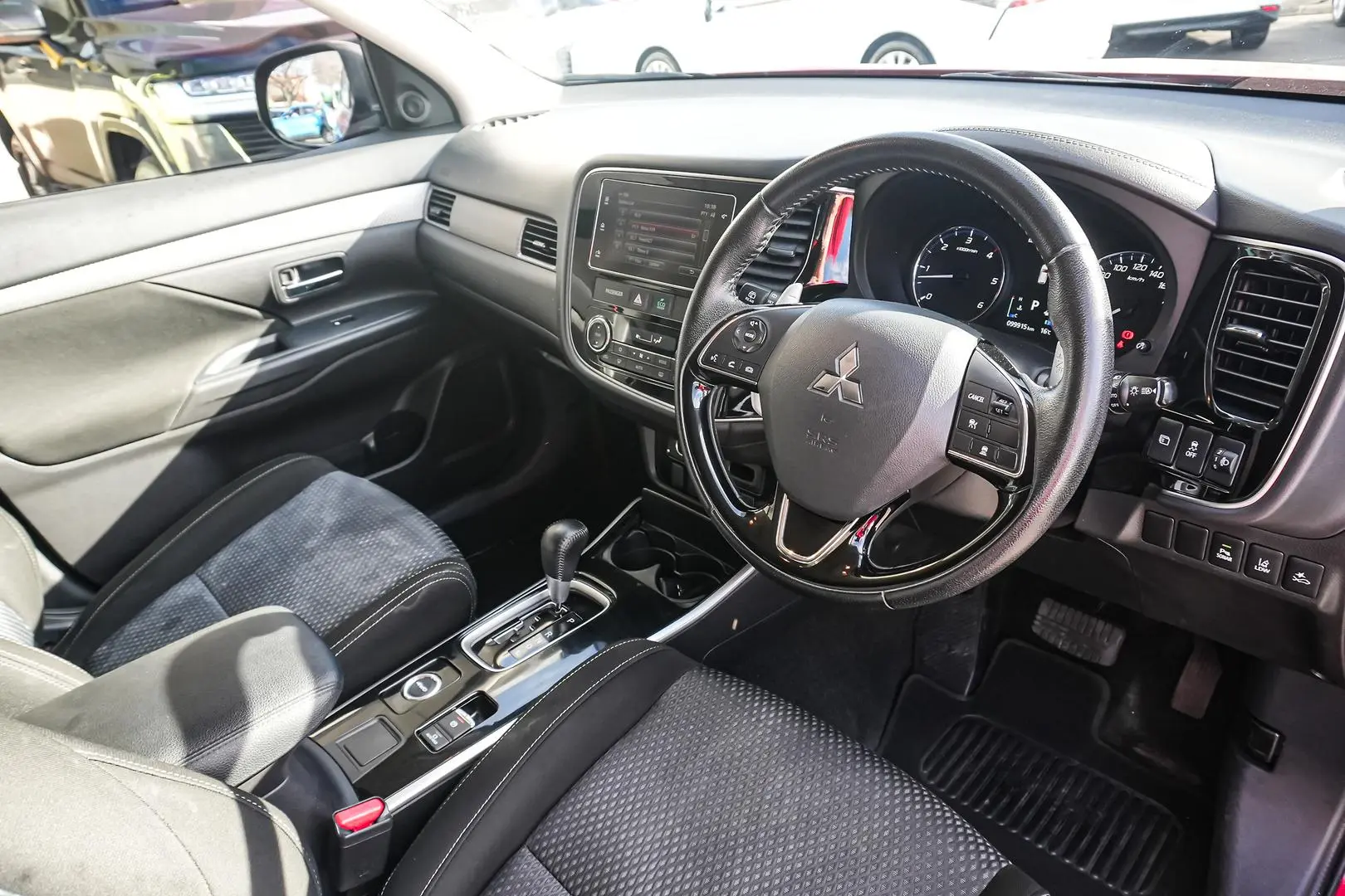 2018 Mitsubishi Outlander Gallery Image 7