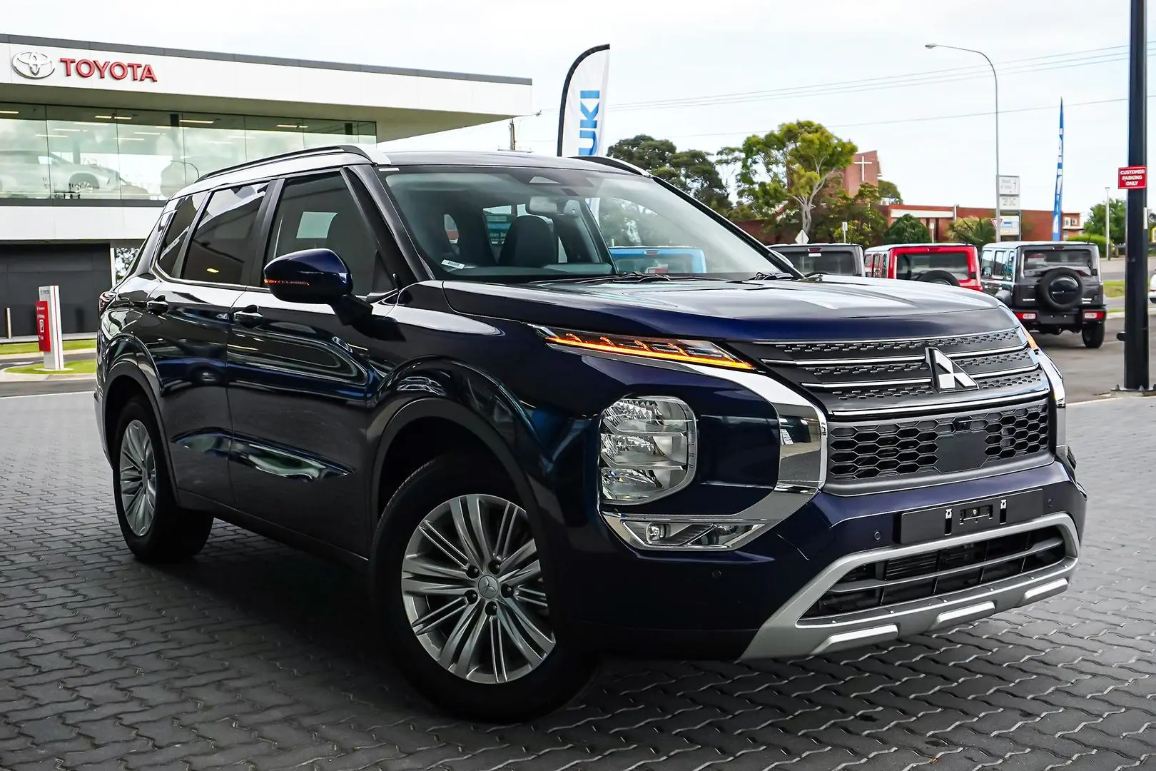 2023 Mitsubishi Outlander Gallery Image 2