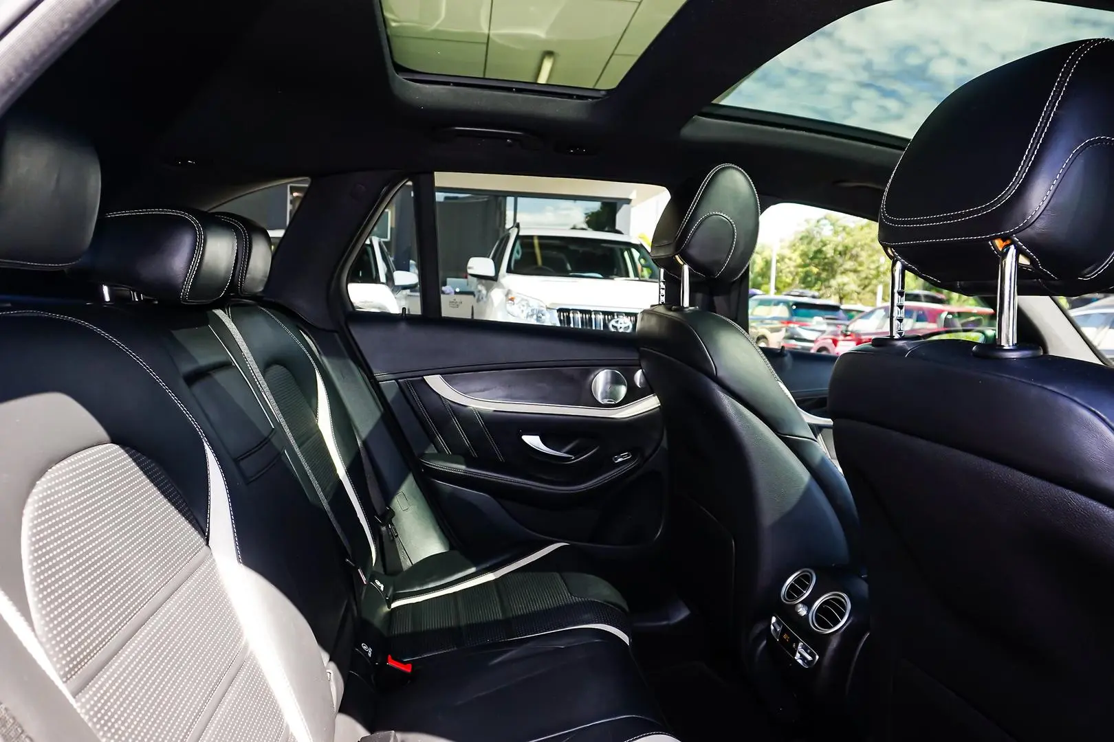 2020 Mercedes-Benz GLC-Class Gallery Image 7