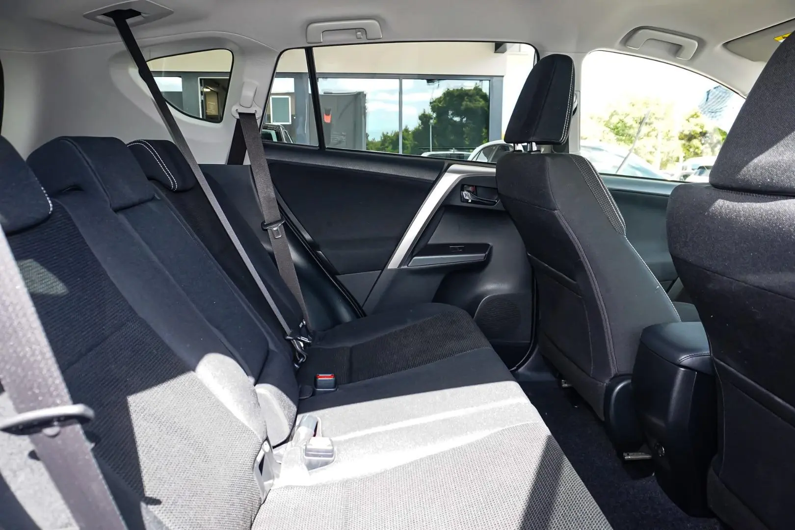 2018 Toyota RAV4 Gallery Image 7