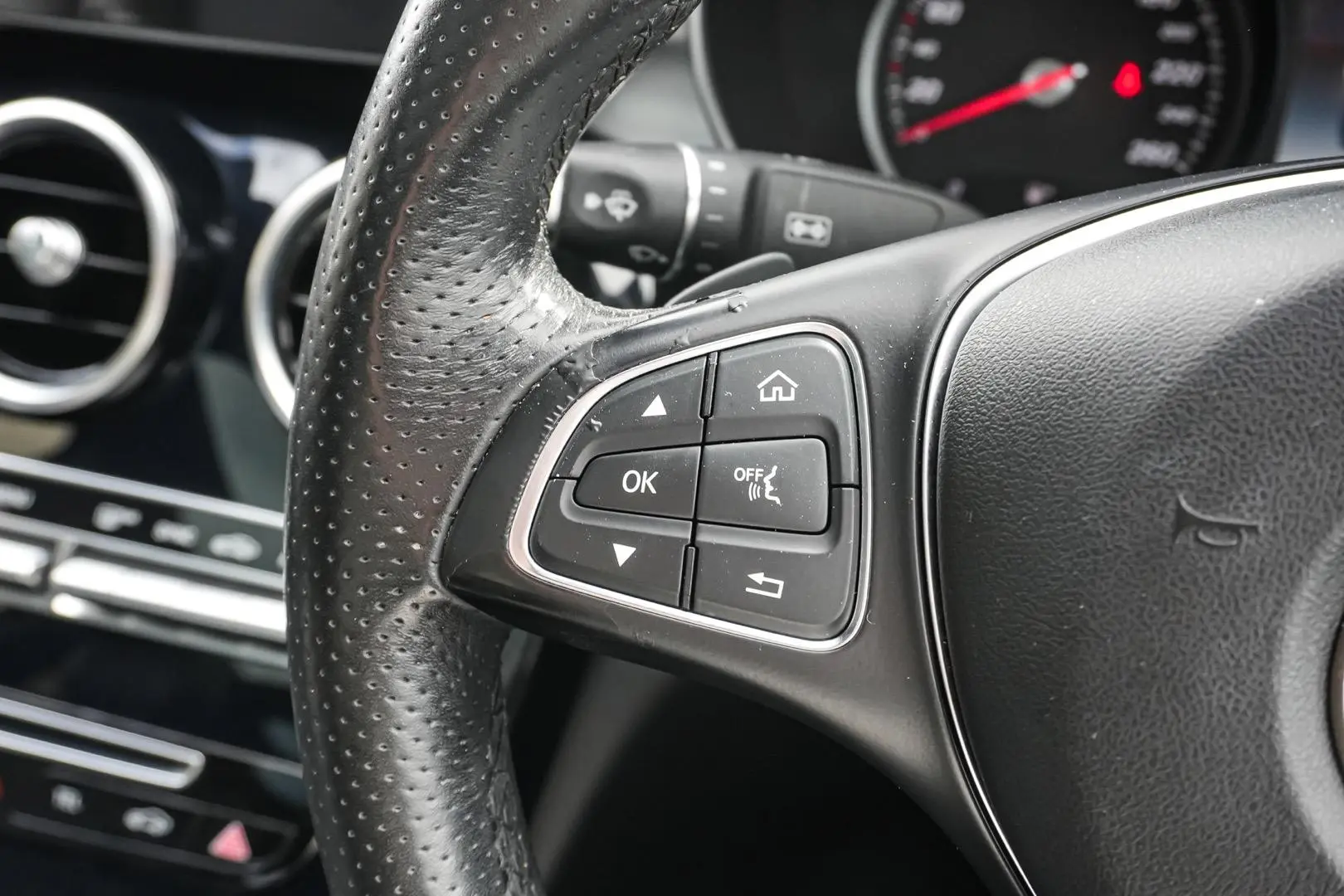2016 Mercedes-Benz C-Class Gallery Image 17