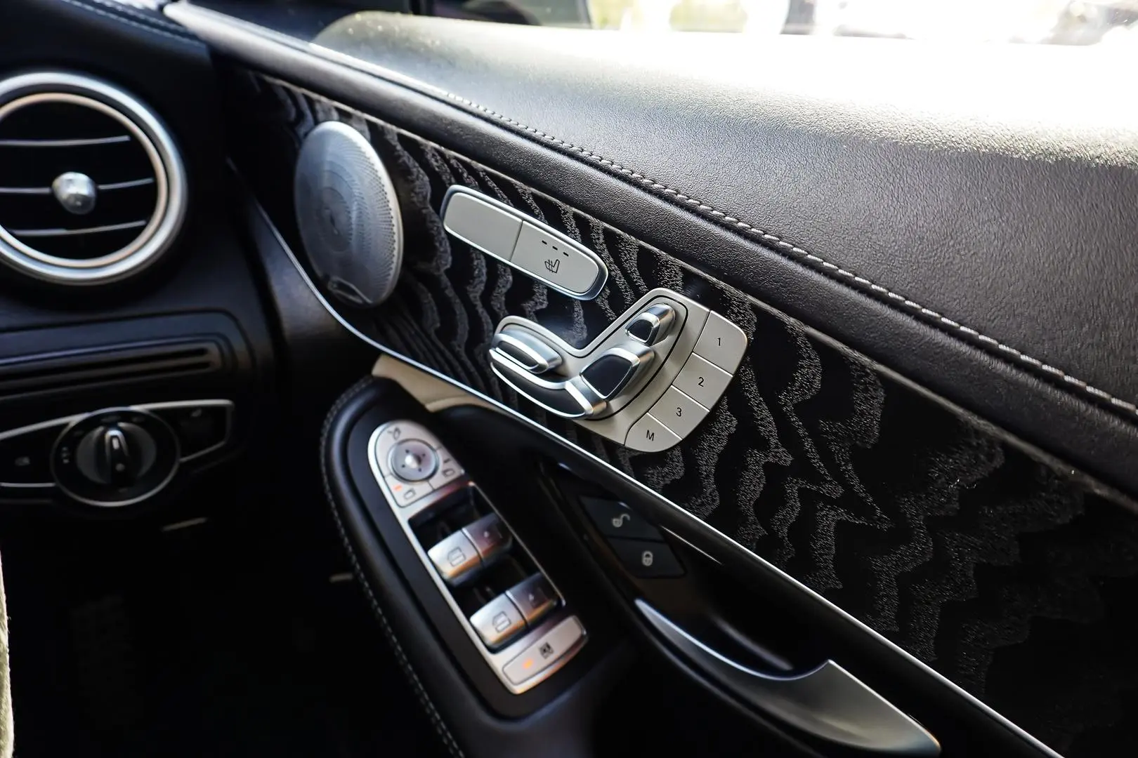 2020 Mercedes-Benz GLC-Class Gallery Image 25