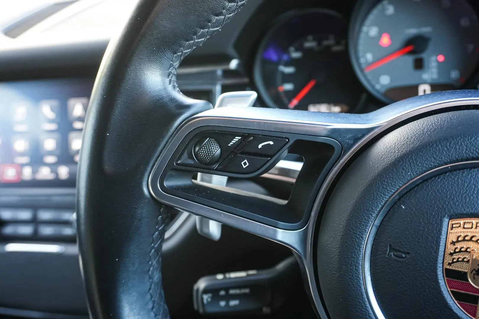 2018 Porsche Macan Gallery Image 19