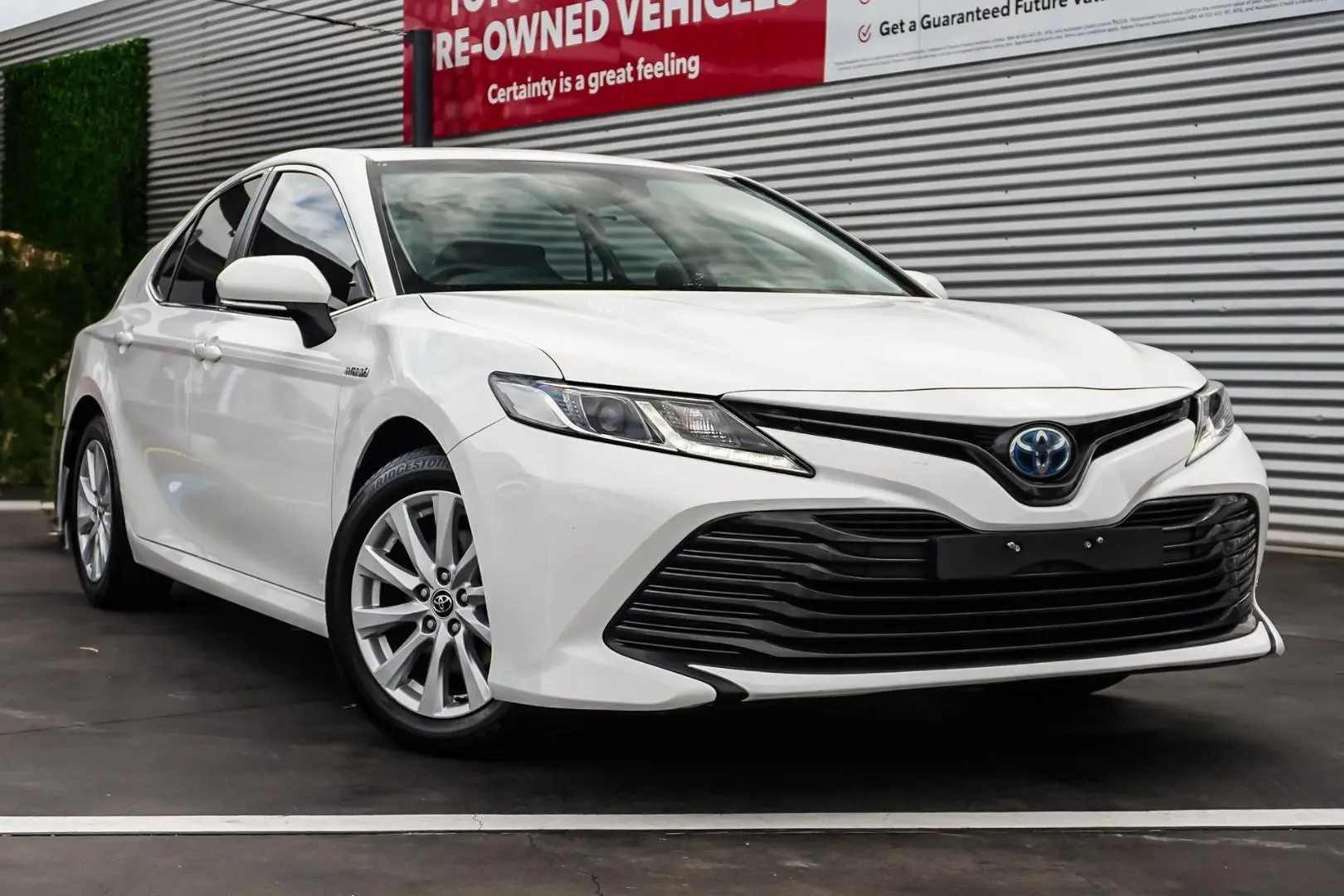 2019 Toyota Camry Gallery Image 2
