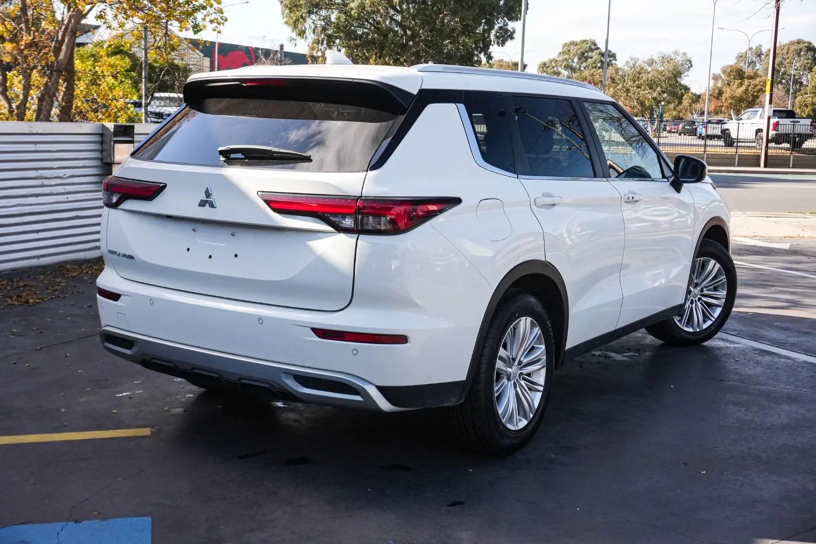 2024 Mitsubishi Outlander Gallery Image 3