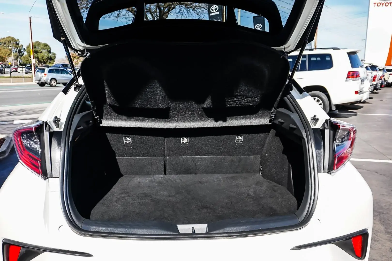 2017 Toyota C-HR Gallery Image 10