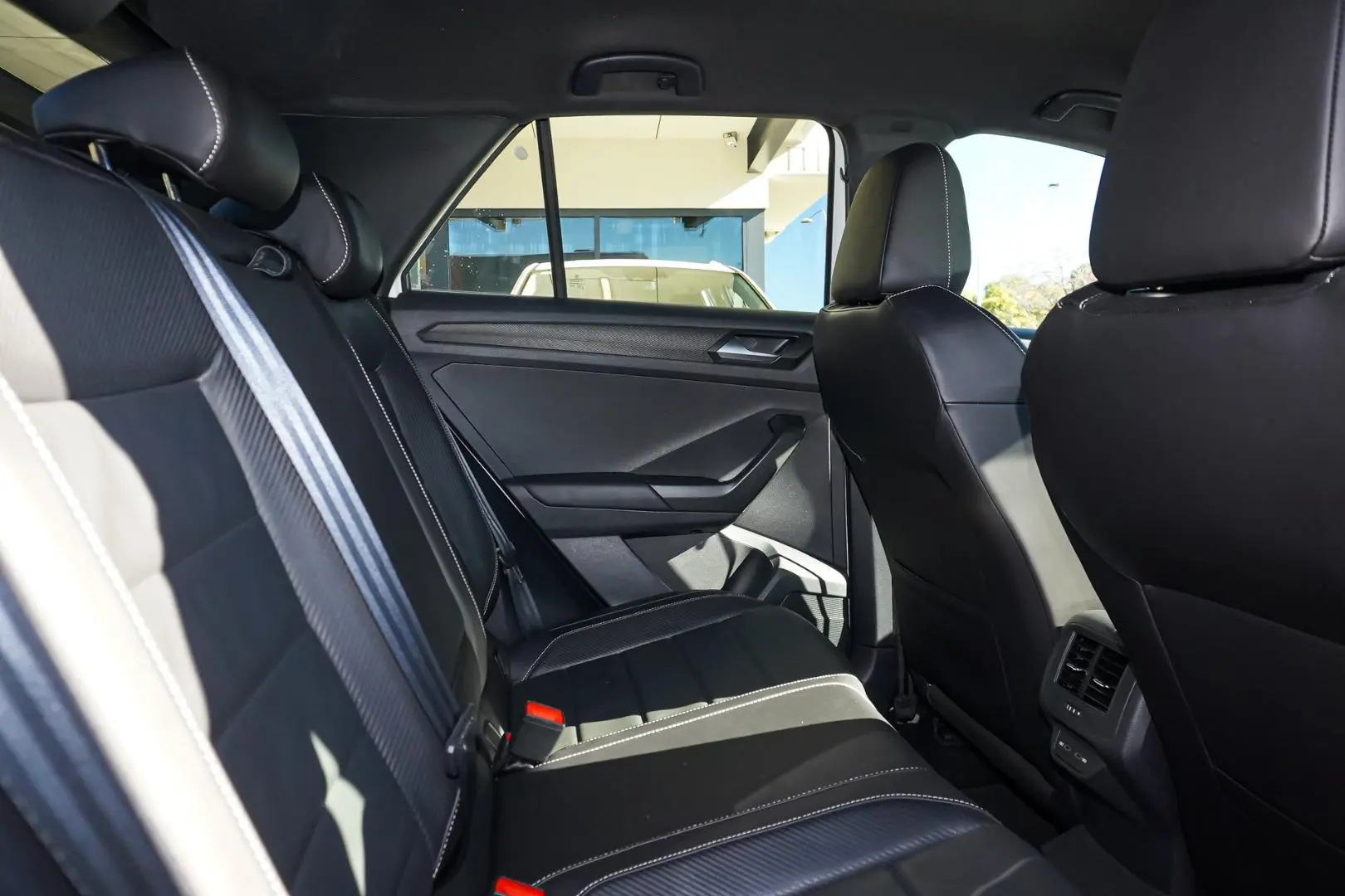 2023 Volkswagen T-Roc Gallery Image 8