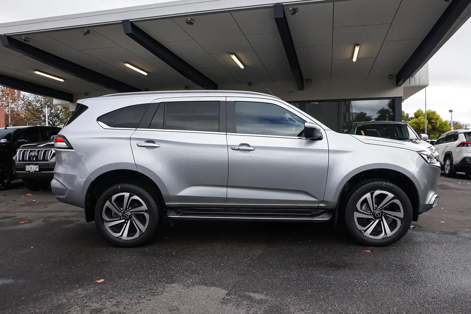 2022 Isuzu MU-X Gallery Image 4
