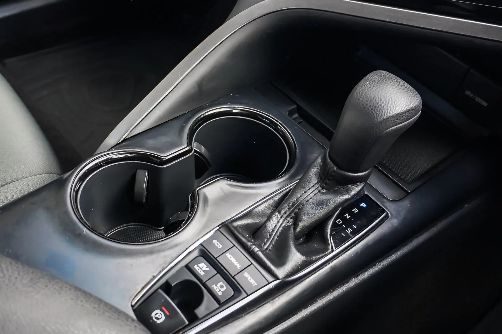 2019 Toyota Camry Gallery Image 17