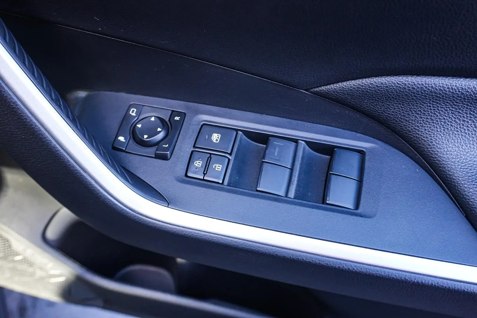 2025 Toyota RAV4 Gallery Image 17