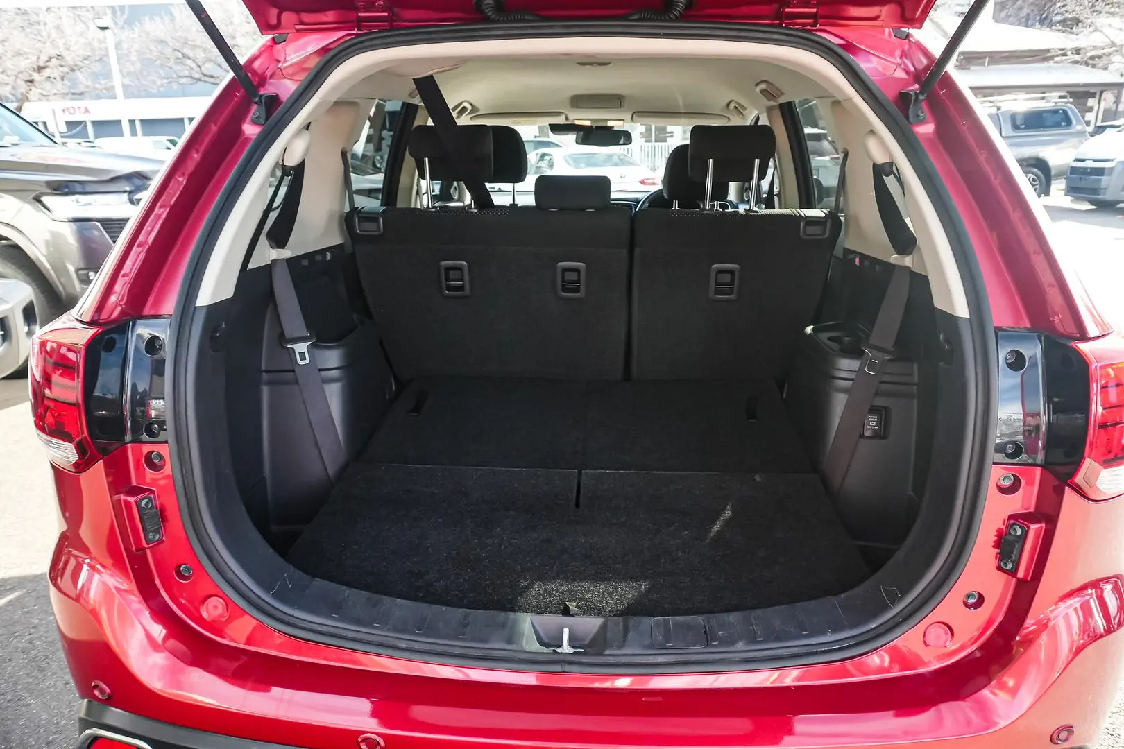 2018 Mitsubishi Outlander Gallery Image 11