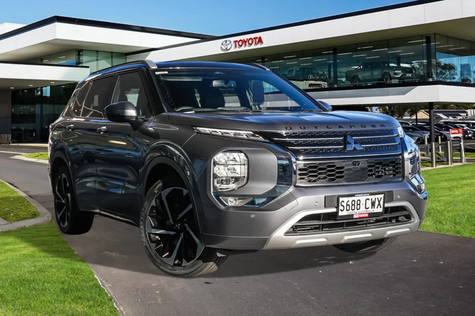 2023 Mitsubishi Outlander Gallery Image 1