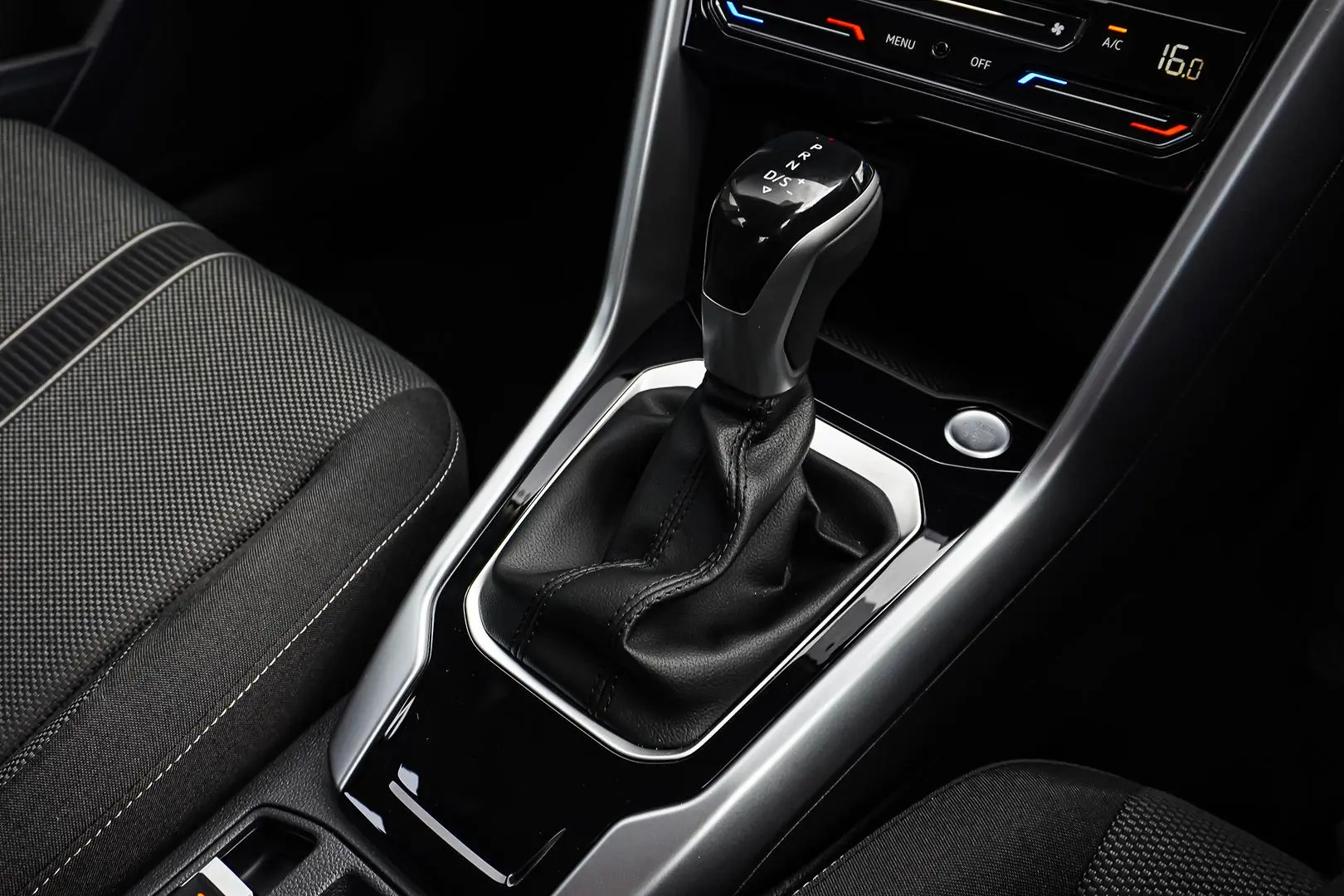 2025 Volkswagen T-Roc Gallery Image 18