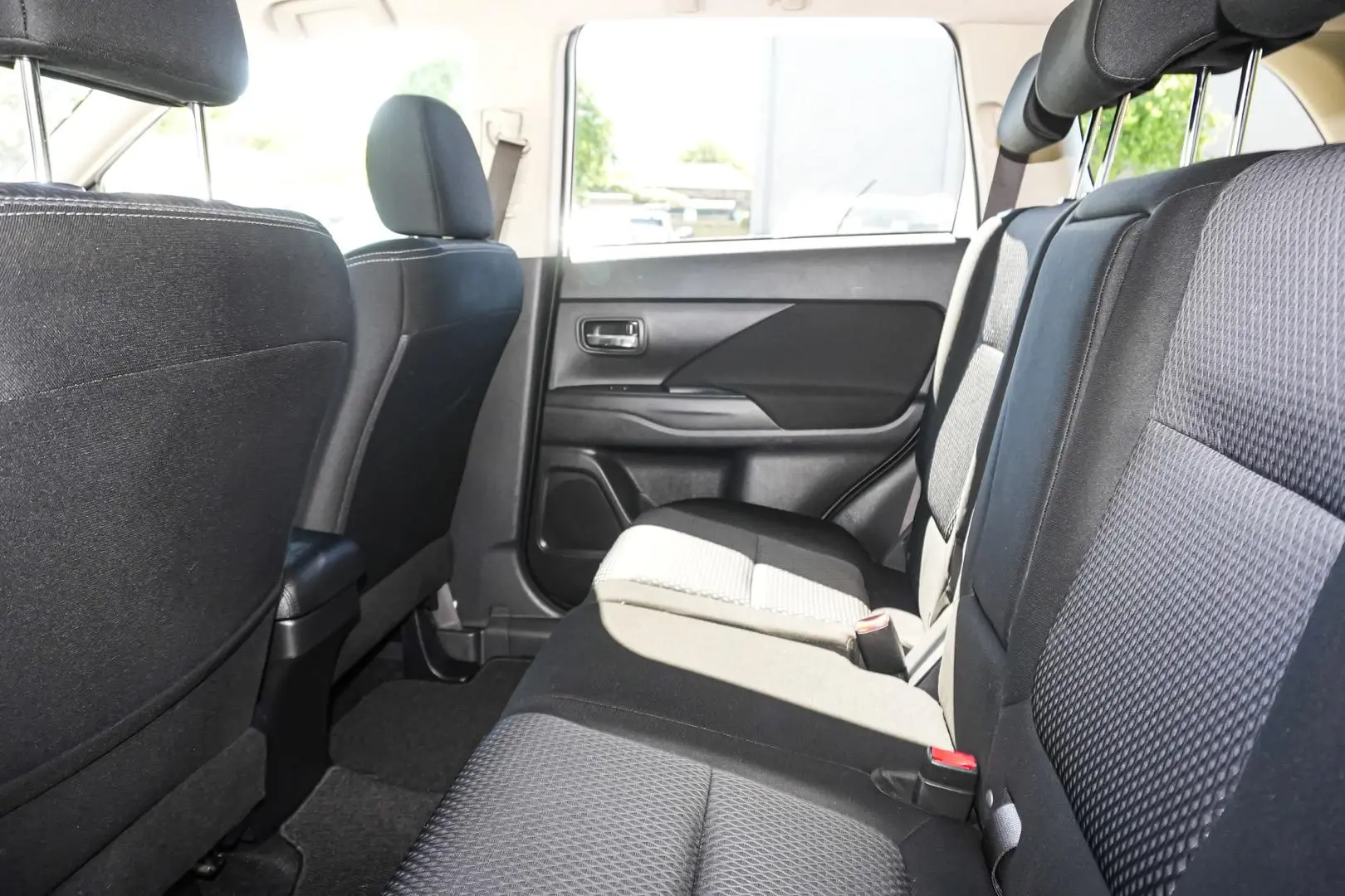 2016 Mitsubishi Outlander Gallery Image 8