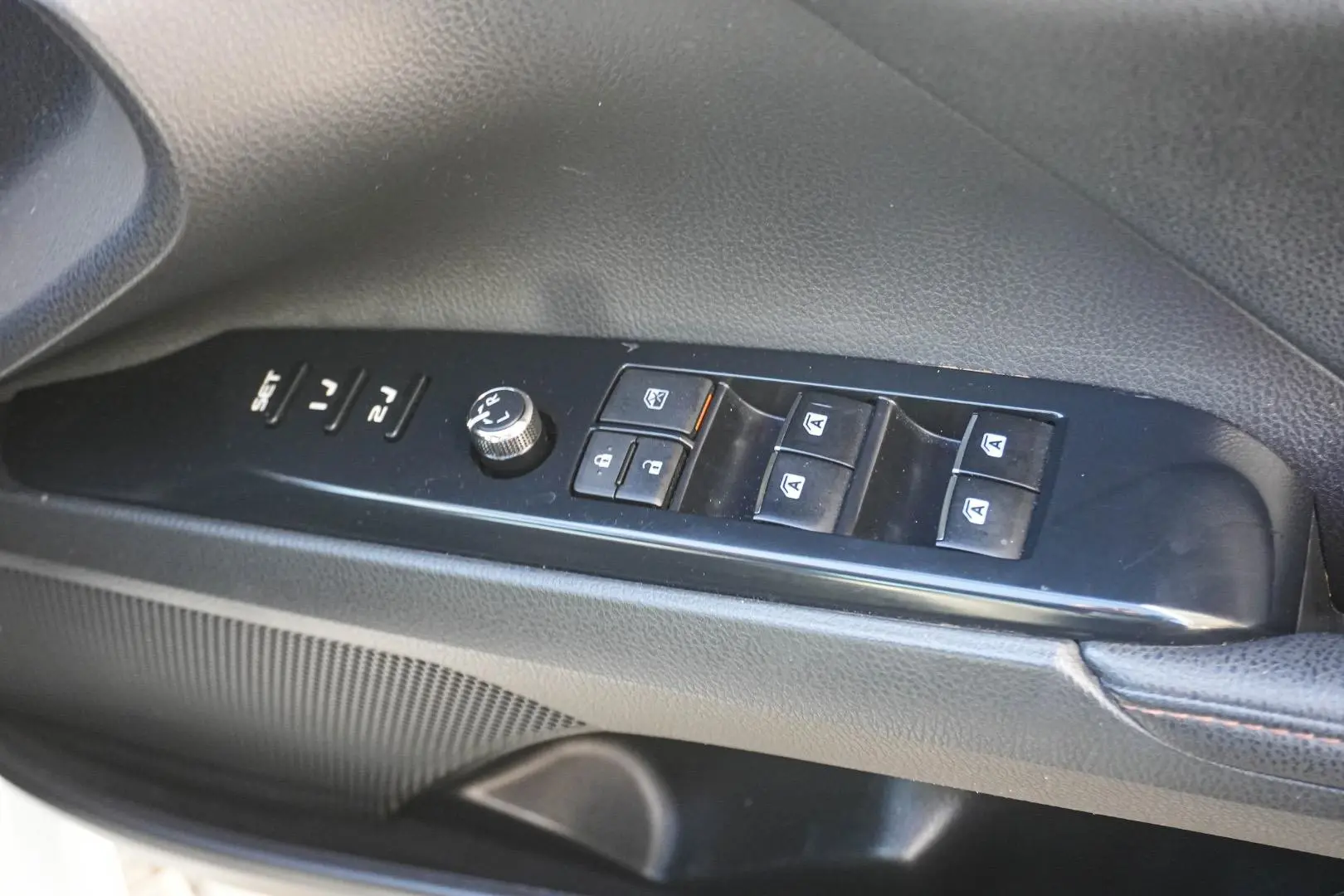 2019 Toyota Camry Gallery Image 16