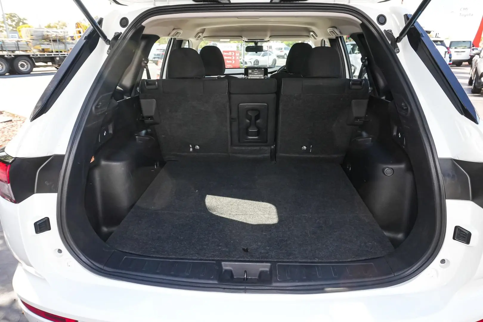 2024 Mitsubishi Outlander Gallery Image 10