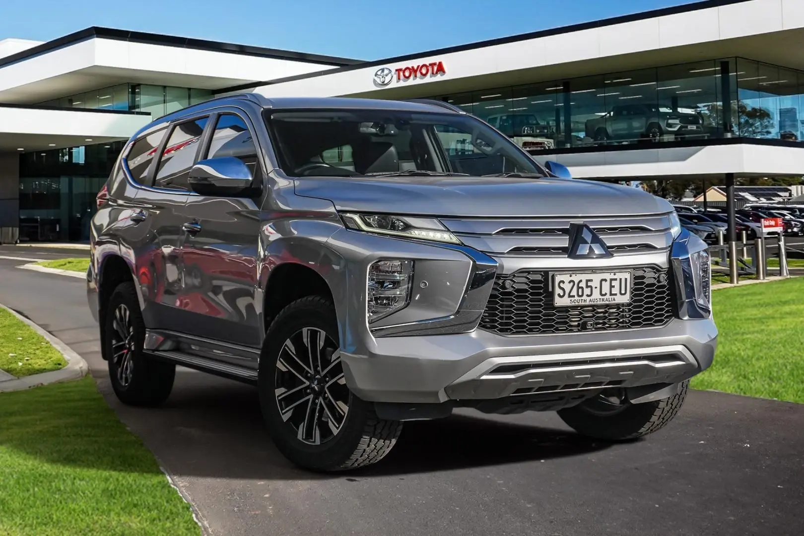 2020 Mitsubishi Pajero Sport Image