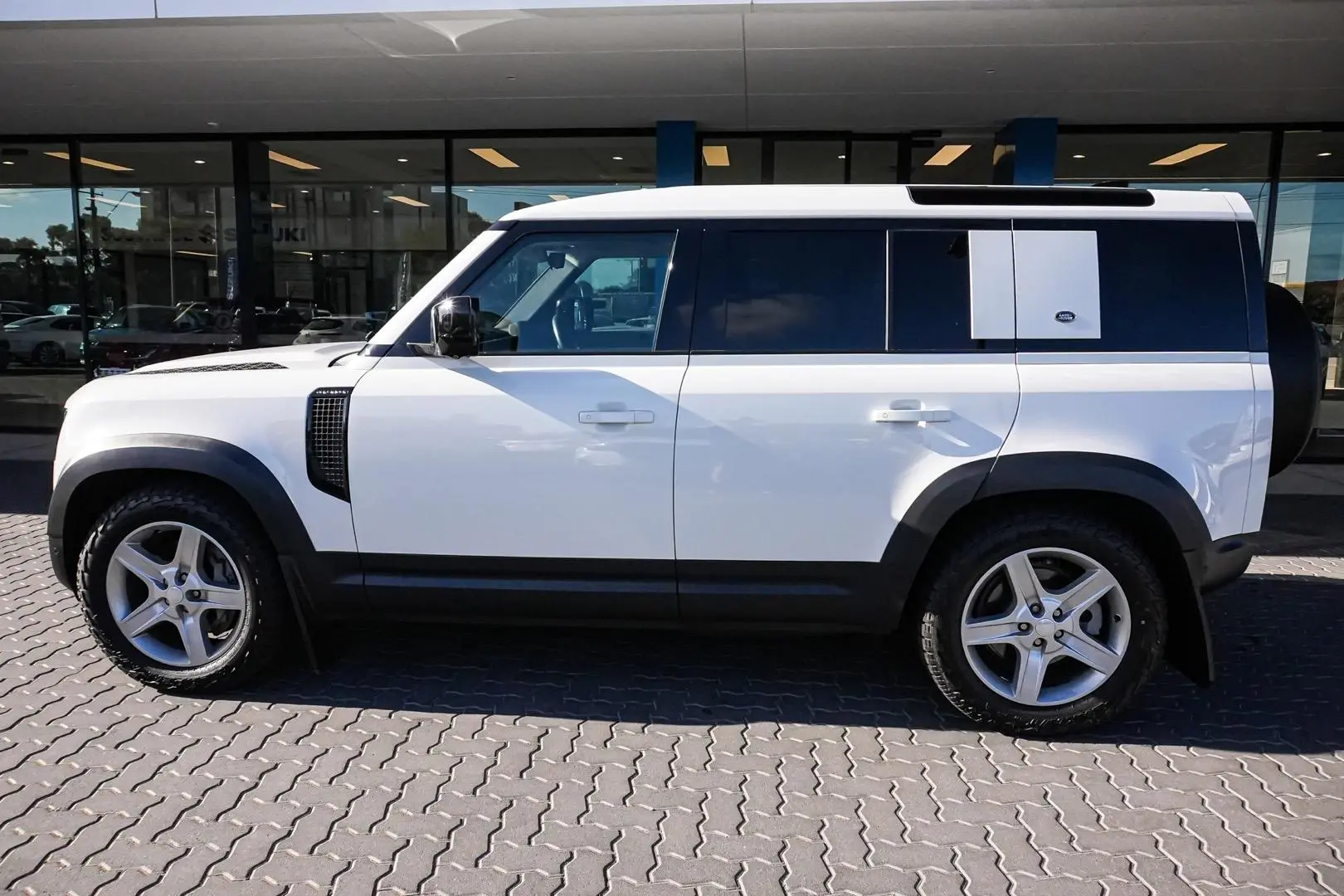 2021 Land Rover Defender Gallery Image 4