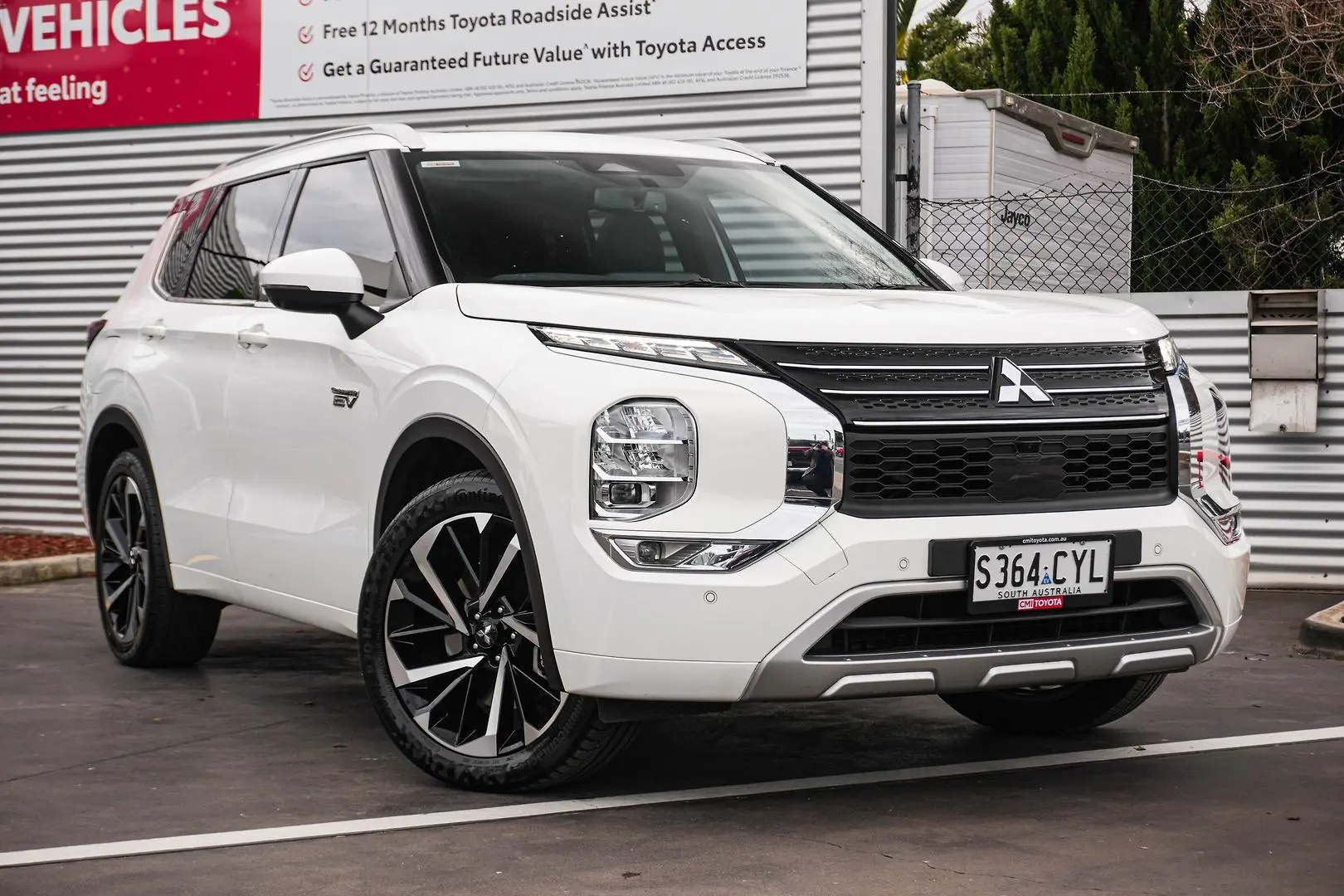 2023 Mitsubishi Outlander Gallery Image 2