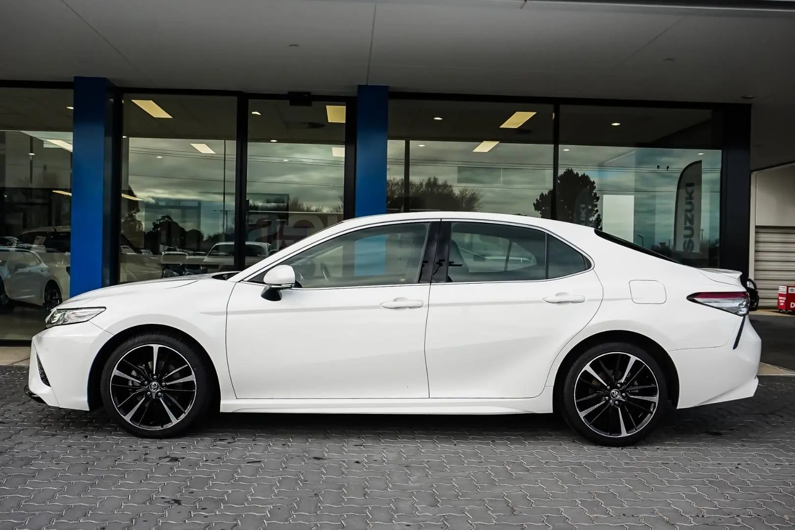2019 Toyota Camry Gallery Image 4