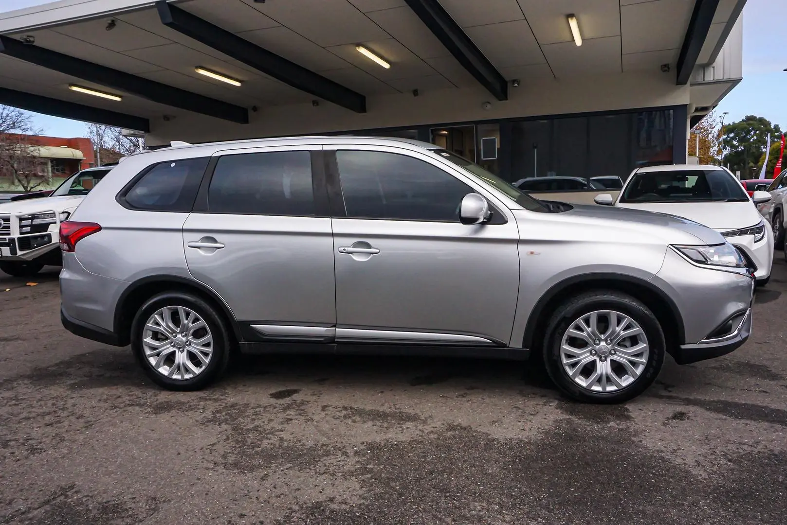 2020 Mitsubishi Outlander Gallery Image 3