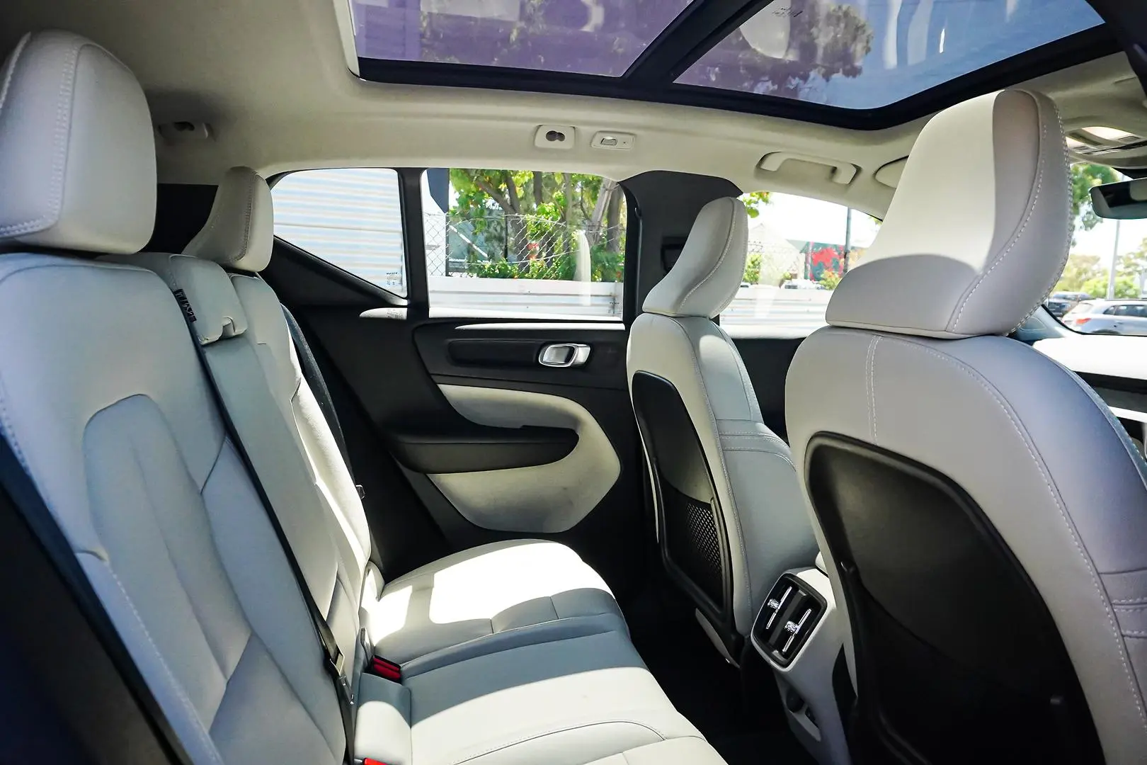 2023 Volvo XC40 Gallery Image 8