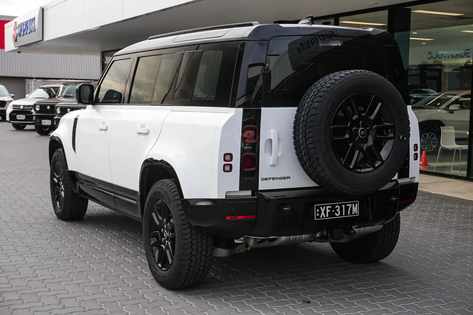 2025 Land Rover Defender Gallery Image 3