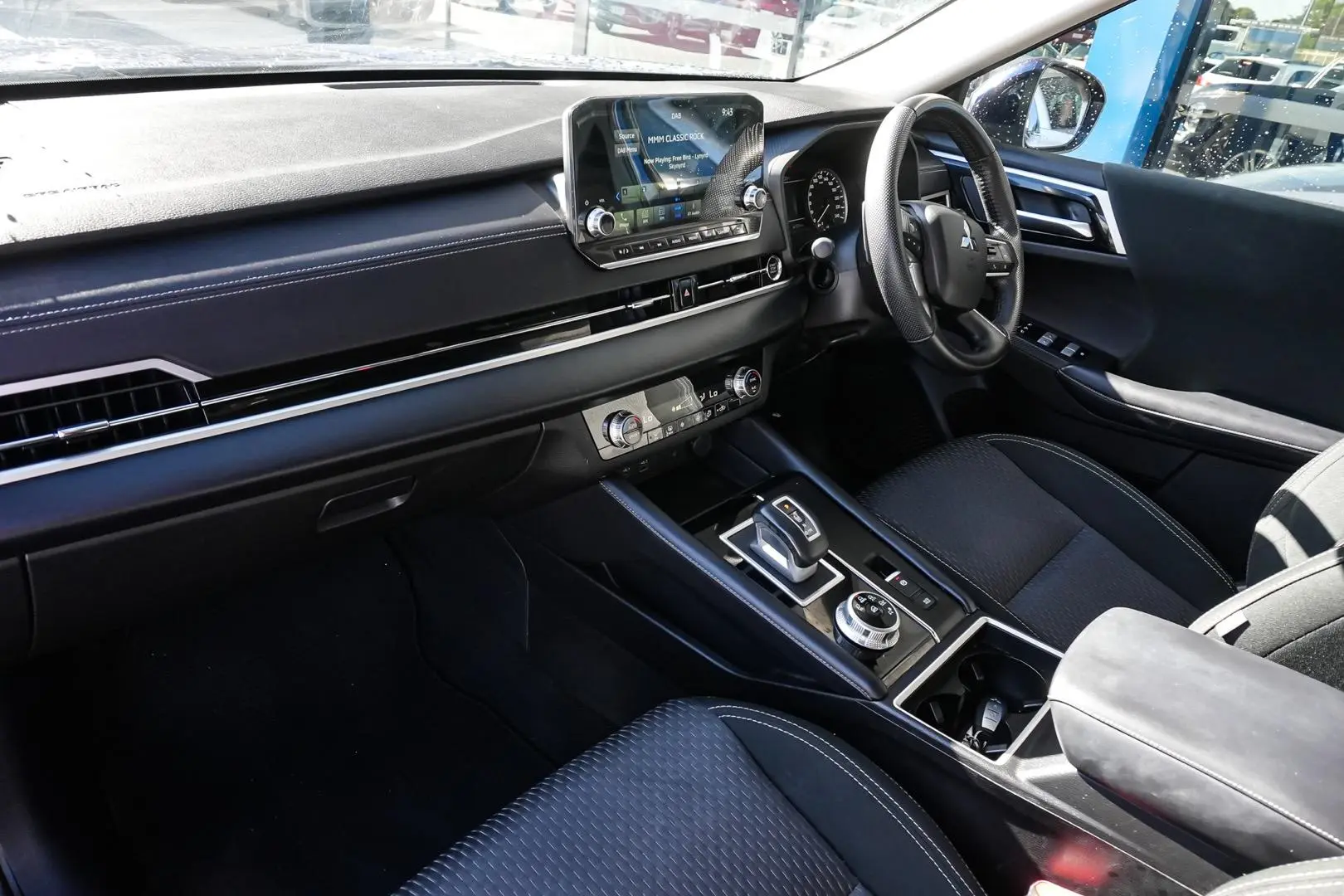 2022 Mitsubishi Outlander Gallery Image 11