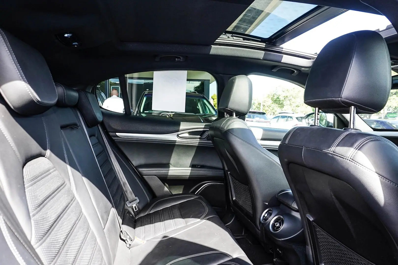 2018 Alfa Romeo Stelvio Gallery Image 7