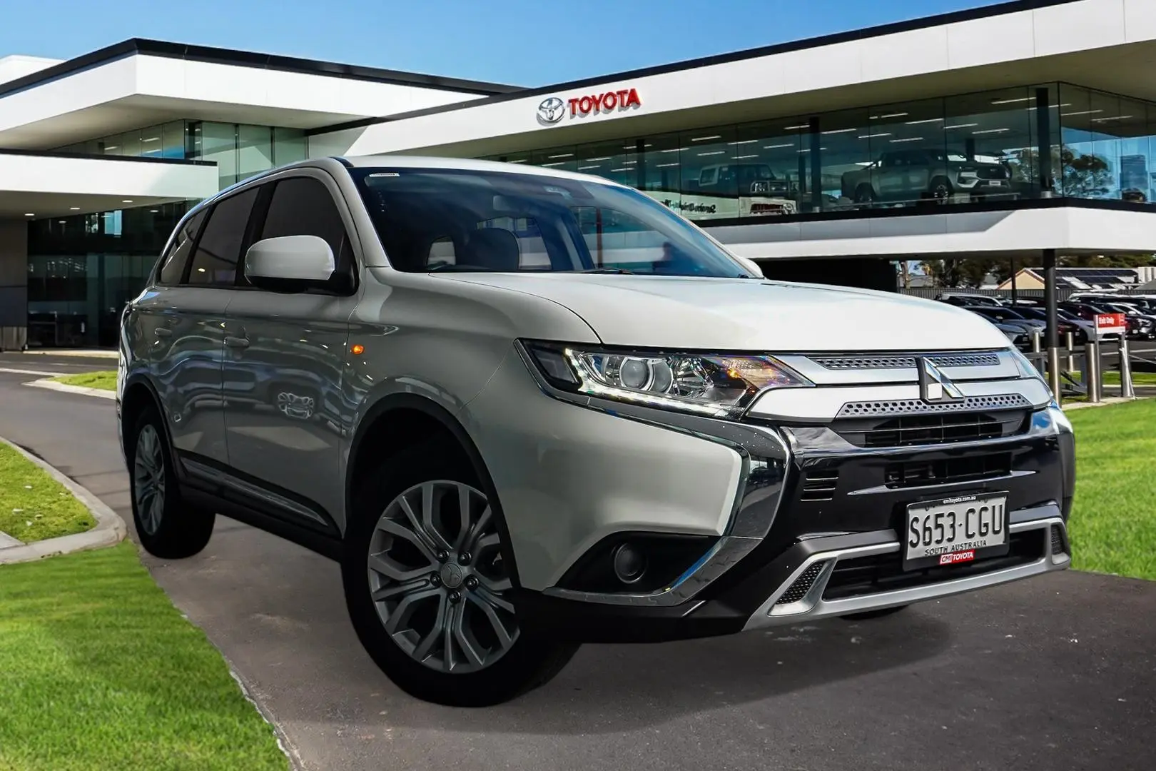 2020 Mitsubishi Outlander Gallery Image 1