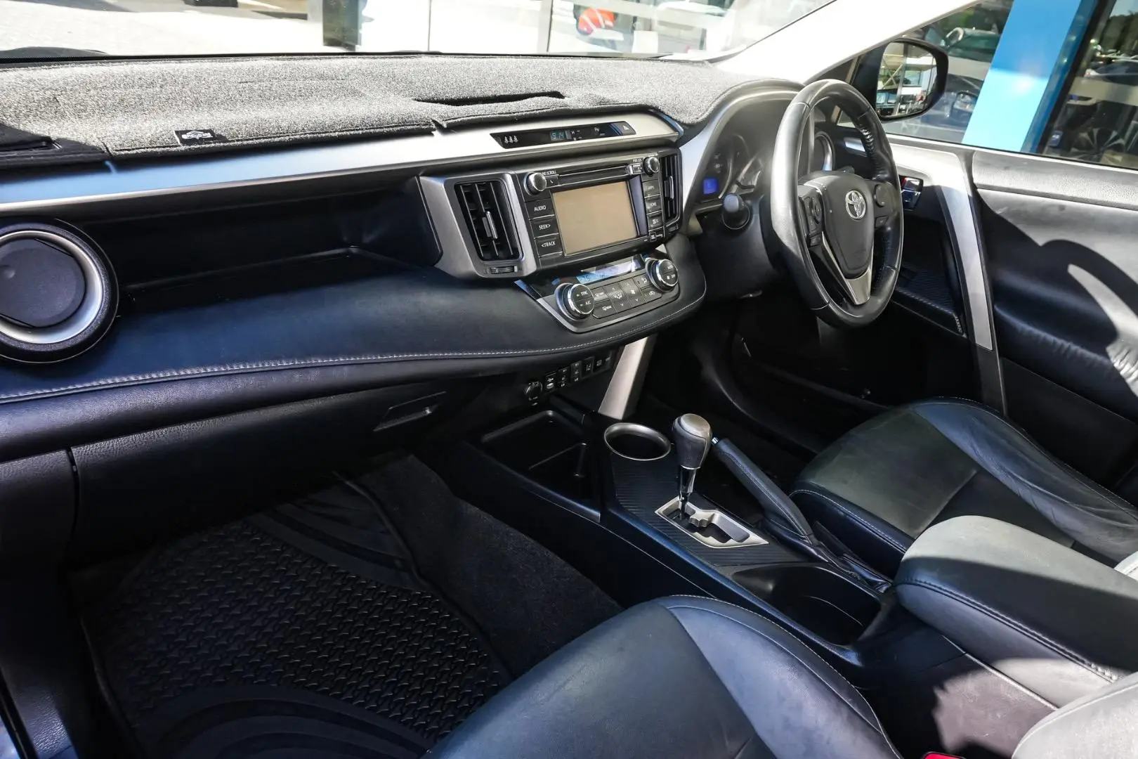 2015 Toyota RAV4 Gallery Image 10