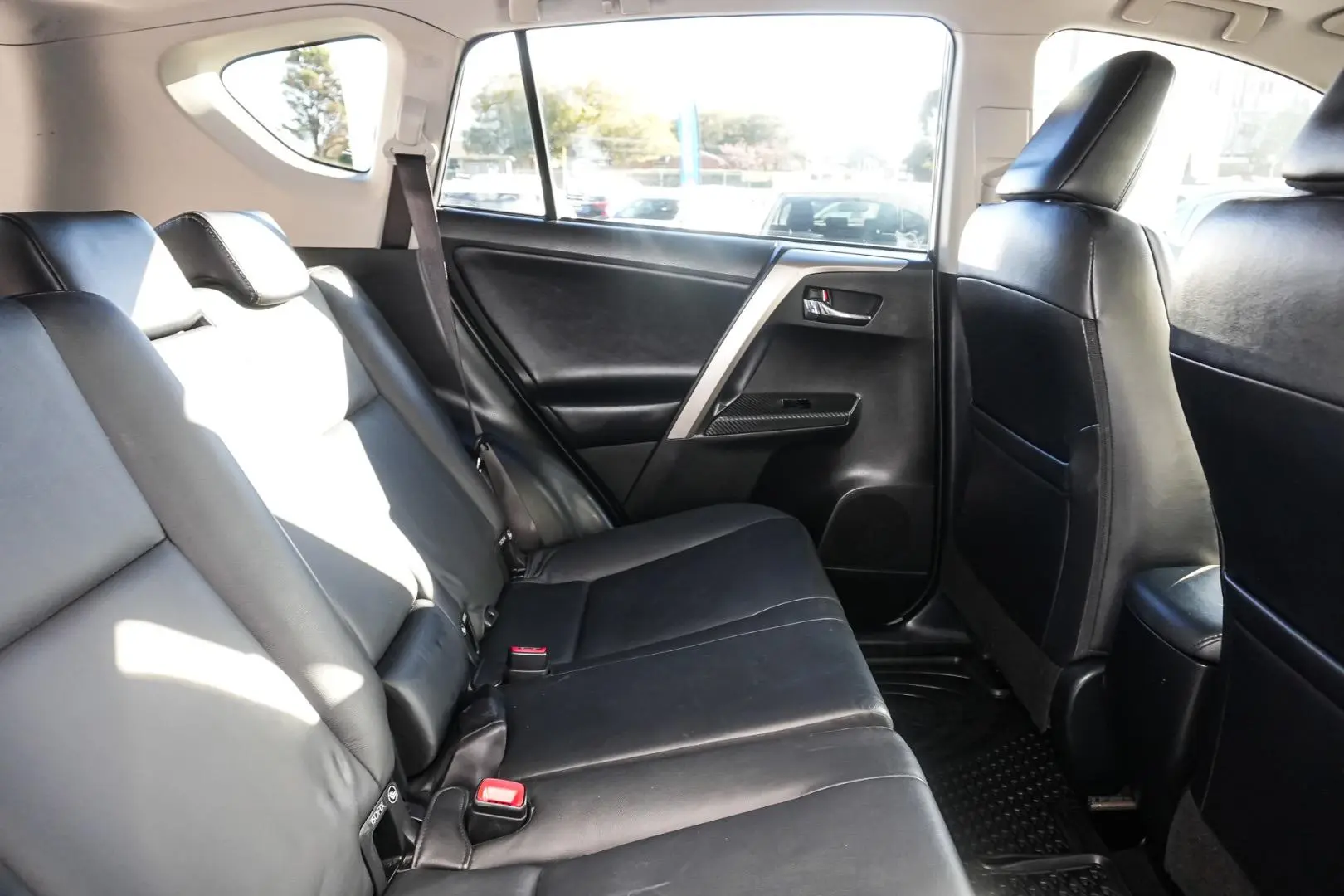 2015 Toyota RAV4 Gallery Image 9