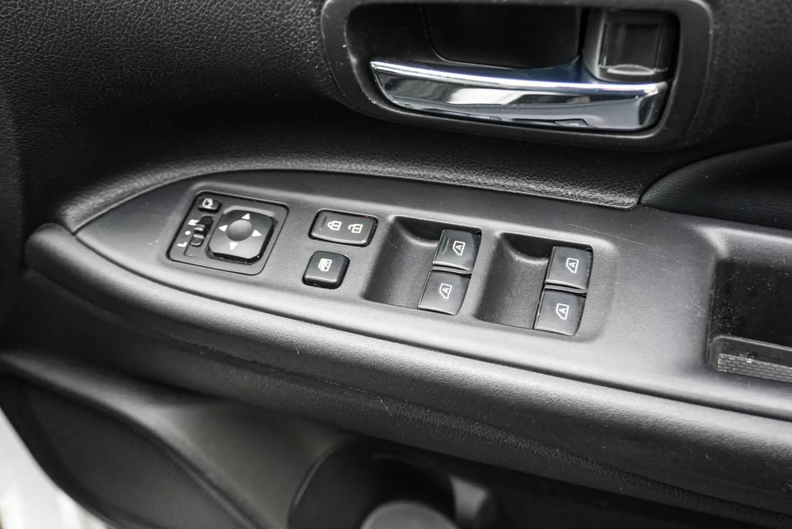 2020 Mitsubishi Outlander Gallery Image 16