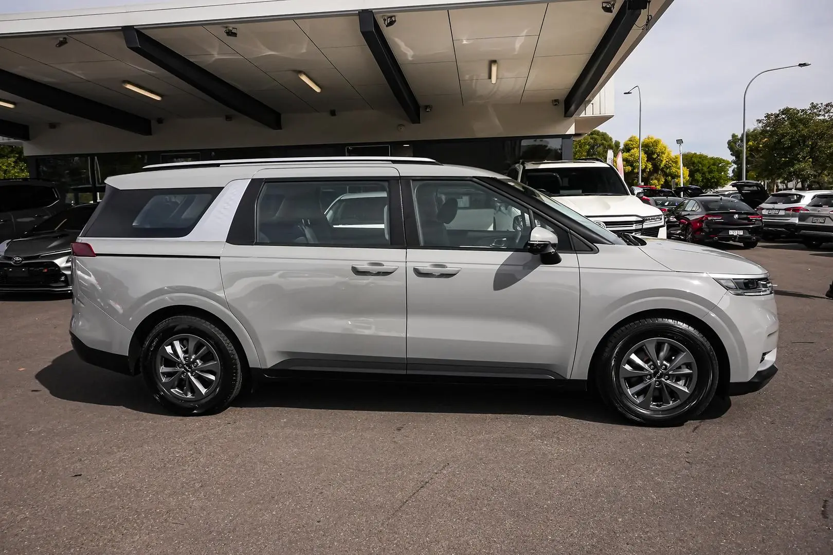 2022 Kia Carnival Gallery Image 4