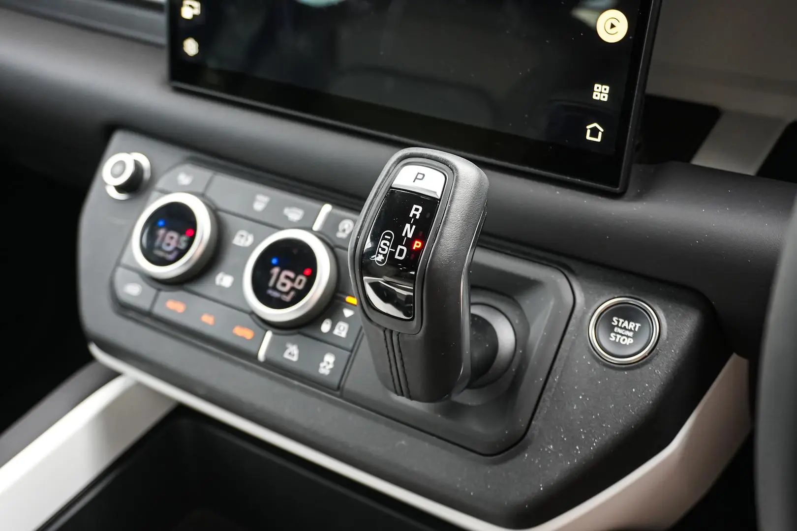 2025 Land Rover Defender Gallery Image 18