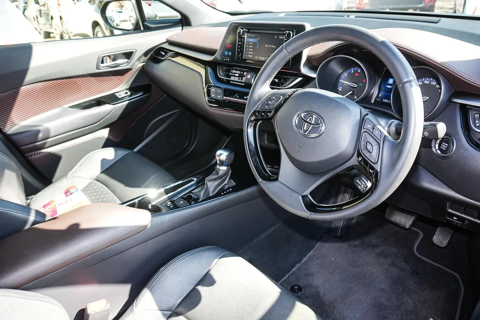 2018 Toyota C-HR Gallery Image 4