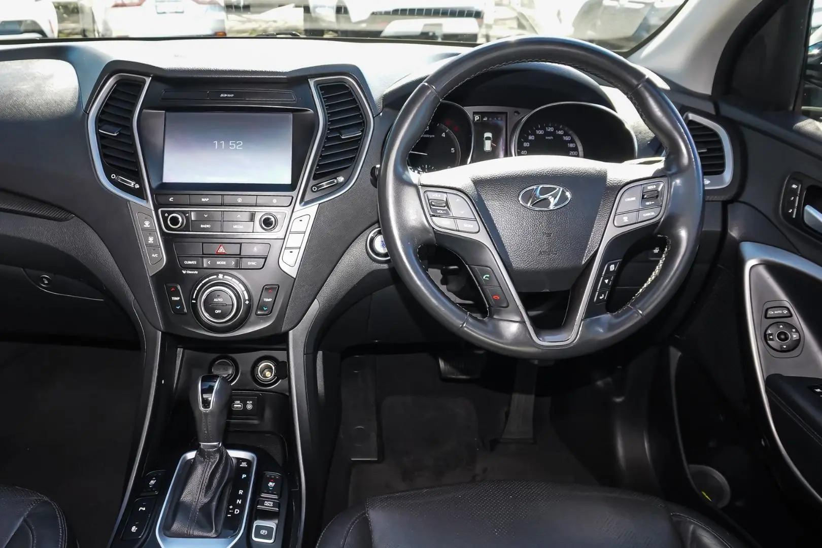 2015 Hyundai Santa Fe Gallery Image 8
