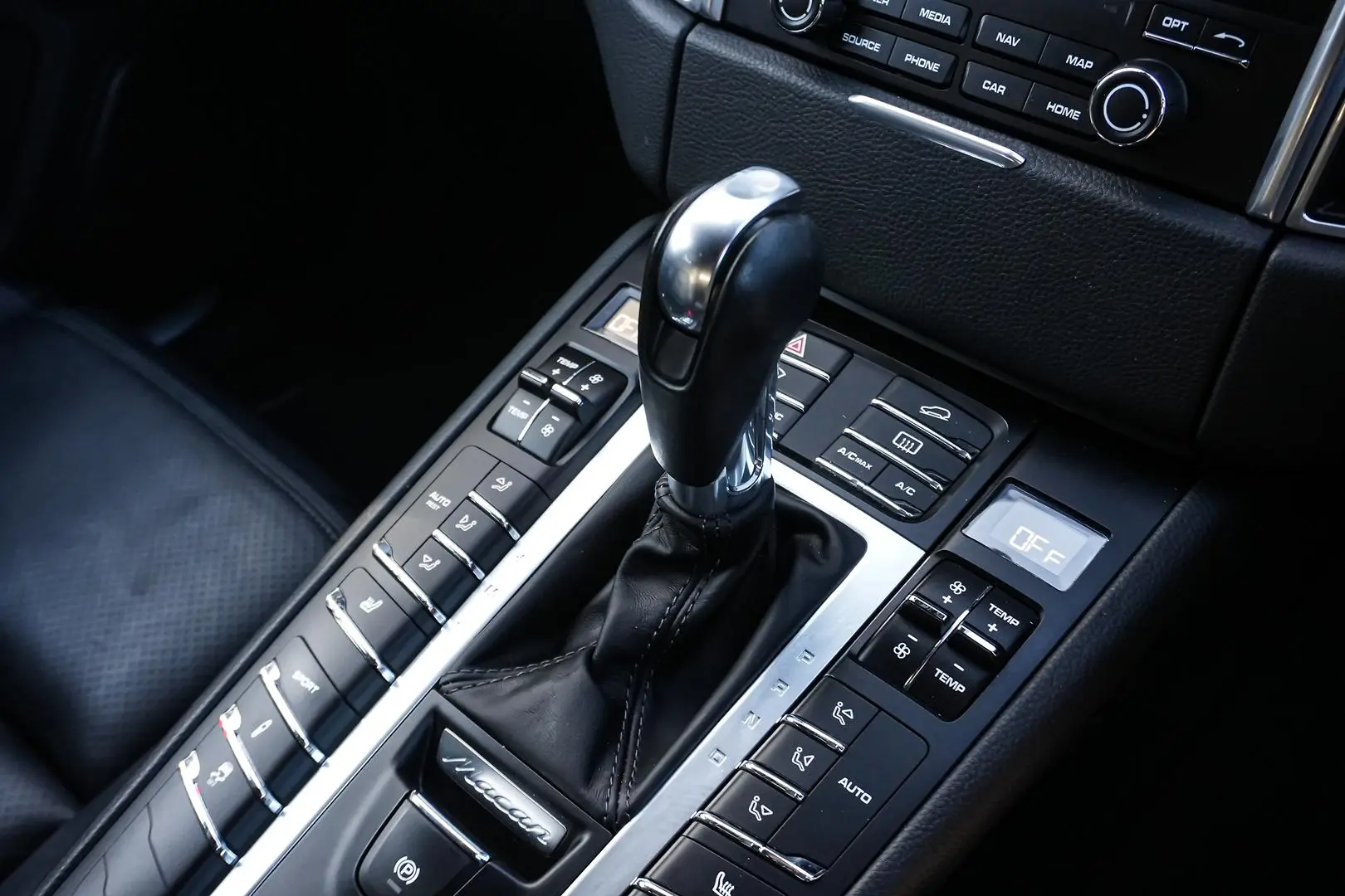 2018 Porsche Macan Gallery Image 17