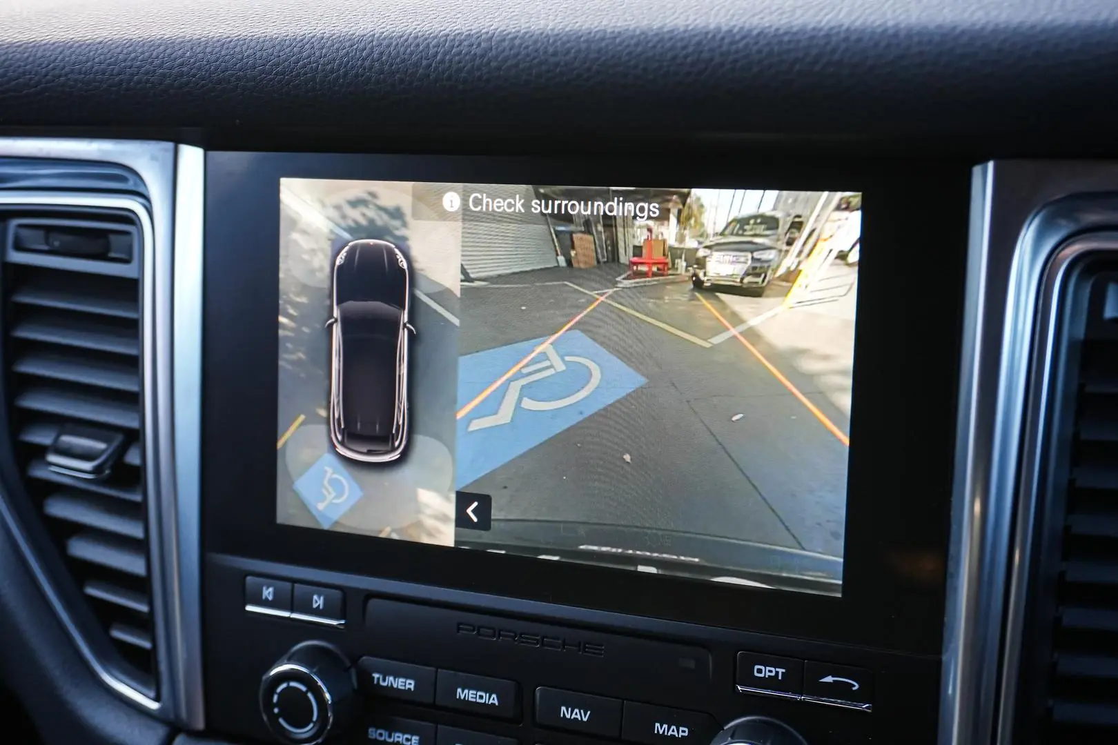 2018 Porsche Macan Gallery Image 22