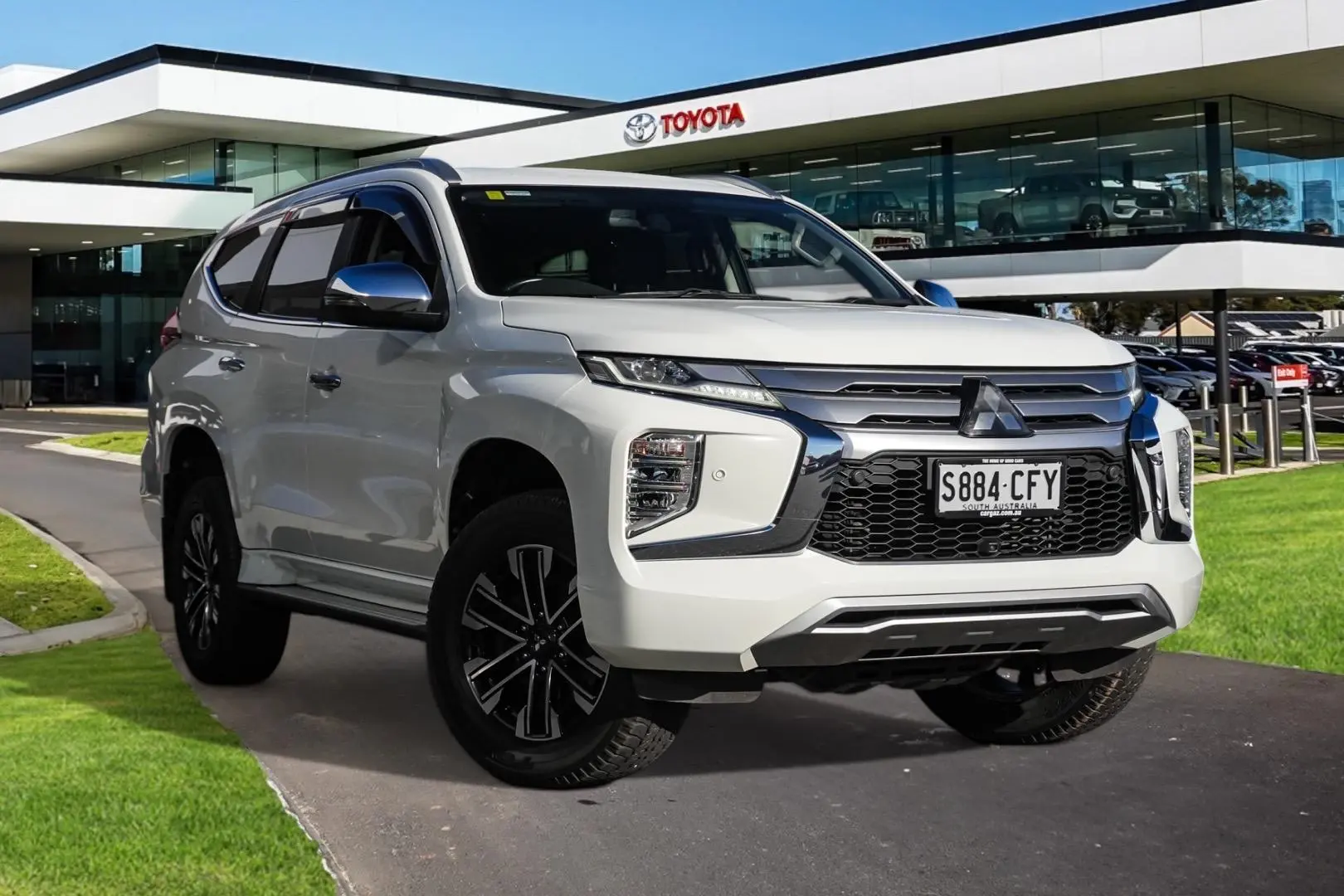 2020 Mitsubishi Pajero Sport Image